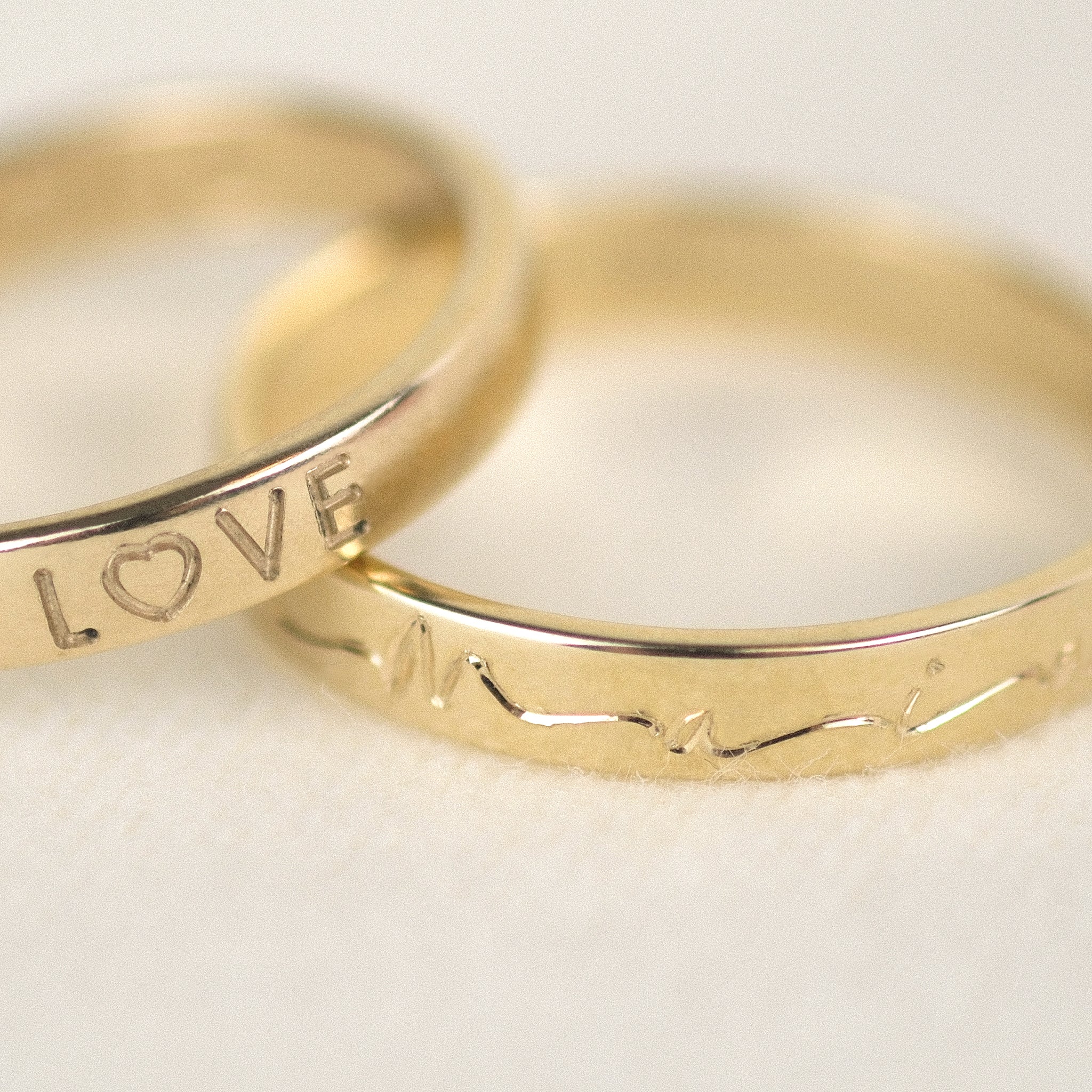 Nahaufnahme - Bandring aus 14k Echtgold mit Hand-Gravur.