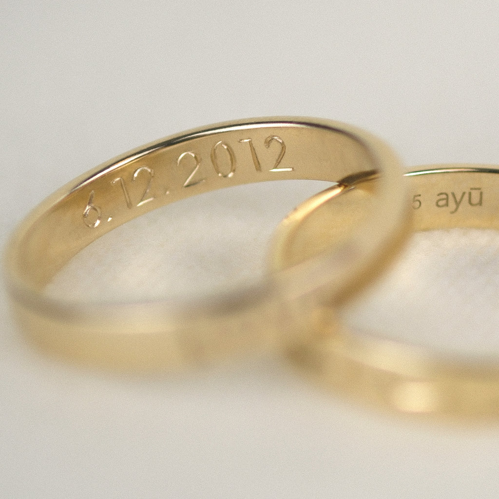Nahaufnahme - Bandring aus 14k Echtgold mit Hand-Gravur.