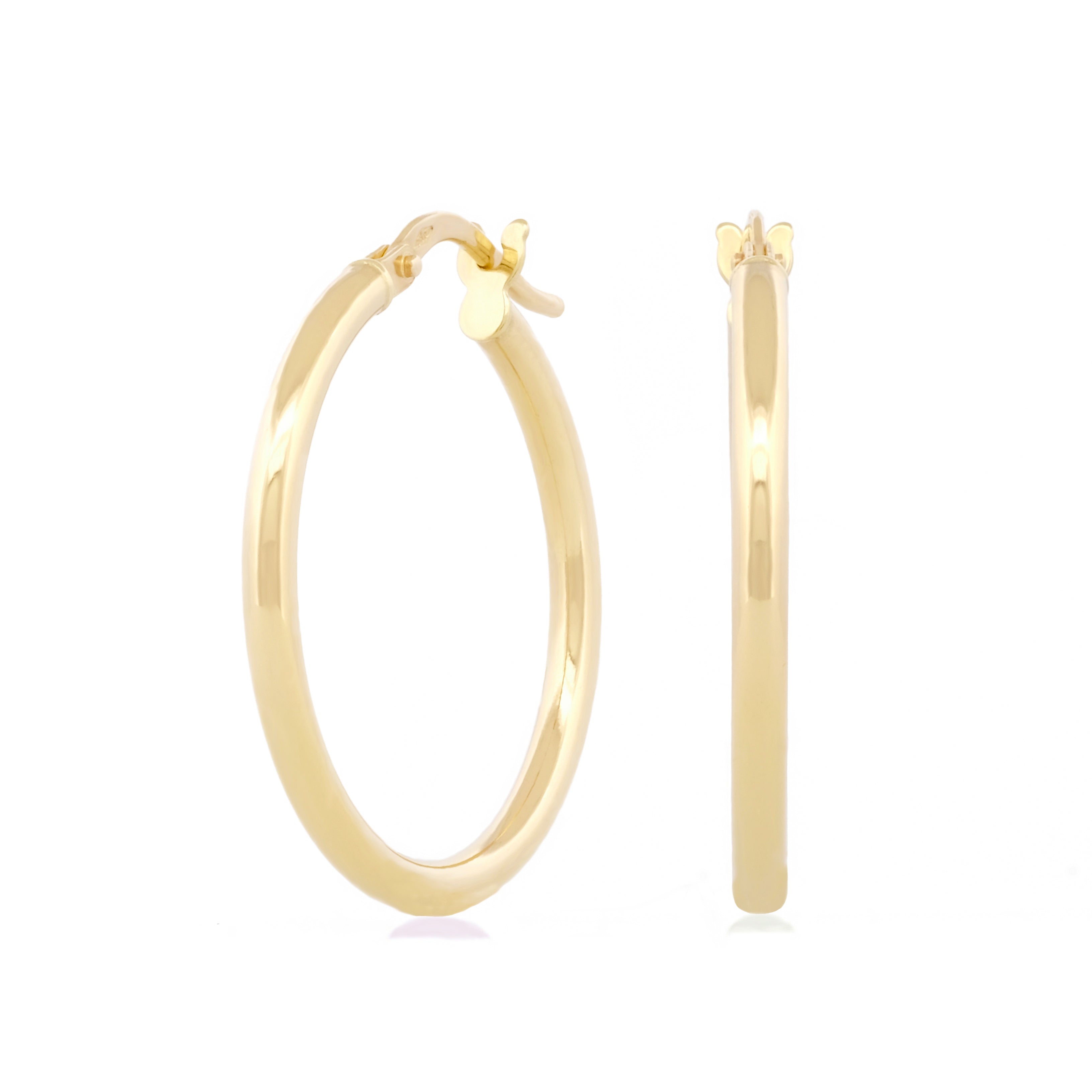 Vorderansicht der Classic Hoops in Größe L aus 14k Gelbgold vor weißem Hintergrund.