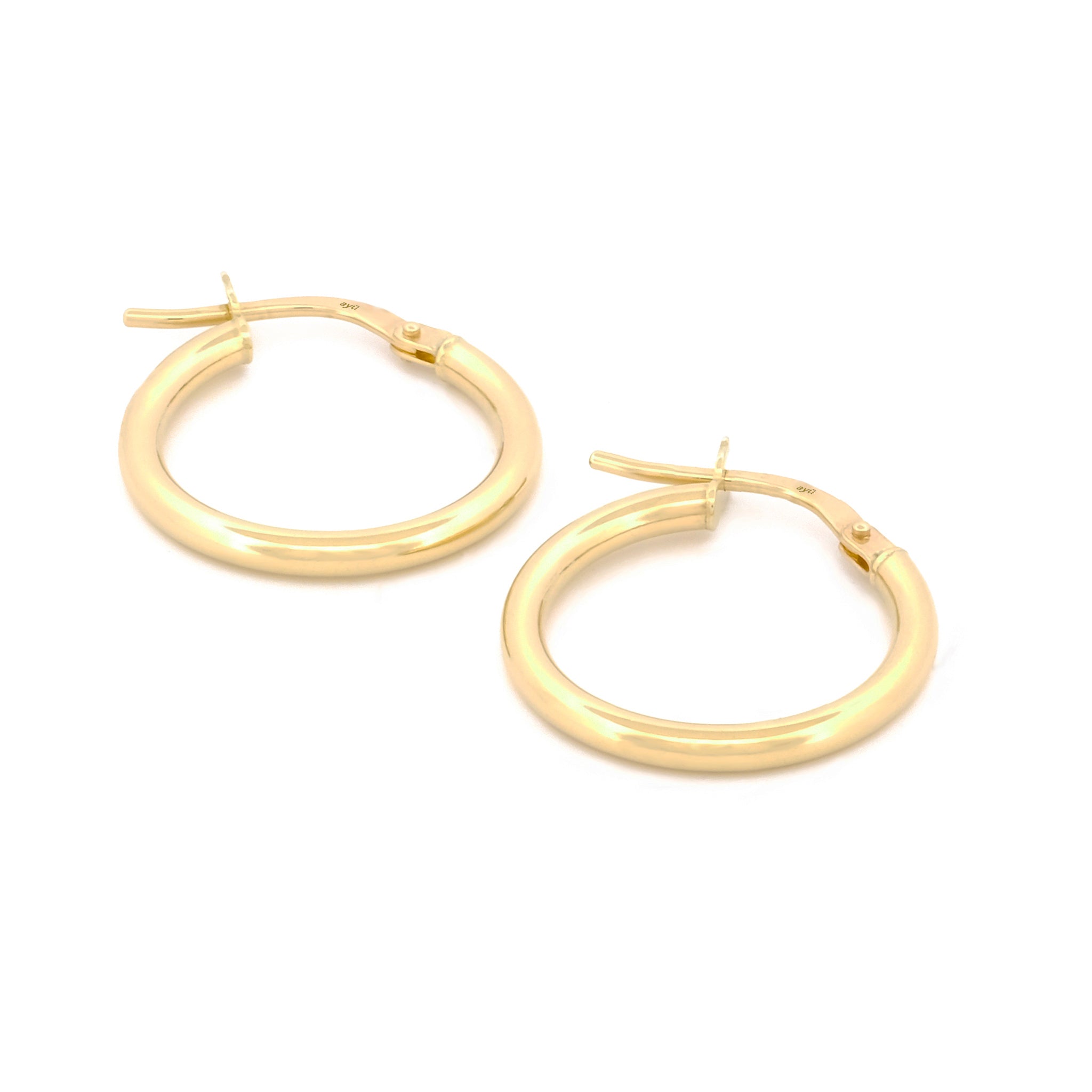Classic Hoops in Größe M aus 14k Gelbgold liegen auf weißem Hintergrund.