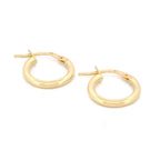 Classic Hoops in Größe S aus 14k Gelbgold liegen auf weißem Hintergrund.