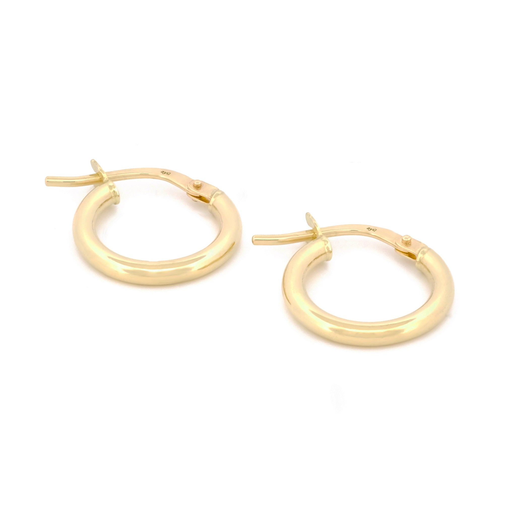Classic Hoops in Größe S aus 14k Gelbgold liegen auf weißem Hintergrund.