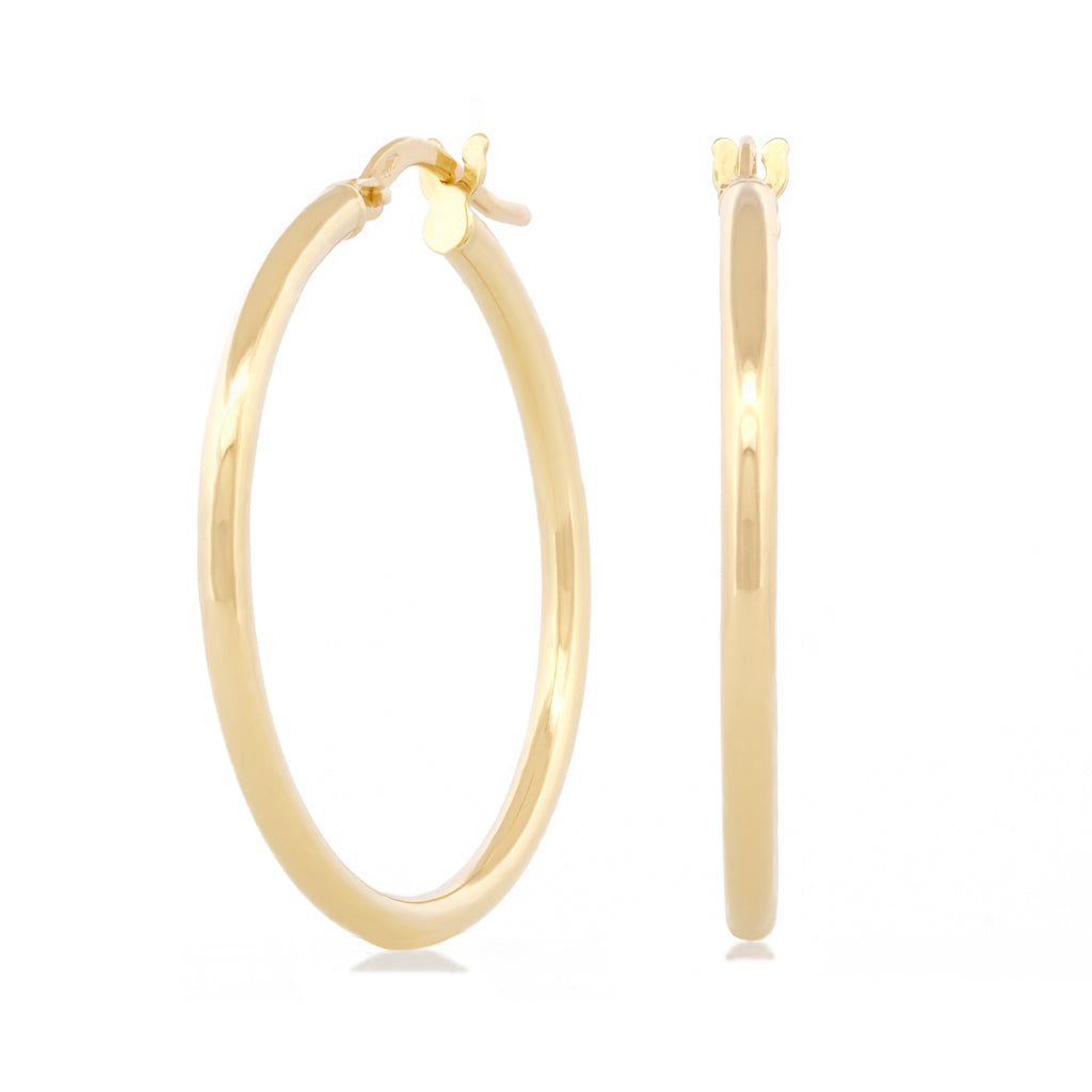 Vorderansicht der Classic Hoops in Größe XL aus 14k Gelbgold vor weißem Hintergrund.