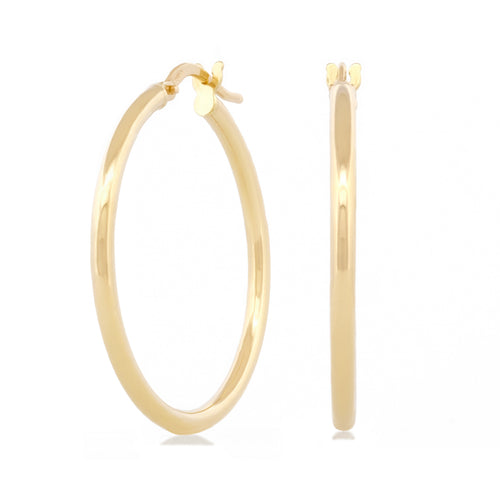 Vorderansicht der Classic Hoops in Größe XL aus 14k Gelbgold vor weißem Hintergrund.
