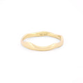 Vorderansicht eines unregelmäßig geschwungenen Rings aus 14k Gelbgold auf weißem Hintergrund.