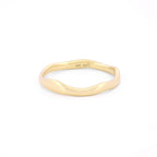 Vorderansicht eines unregelmäßig geschwungenen Rings aus 14k Gelbgold auf weißem Hintergrund.