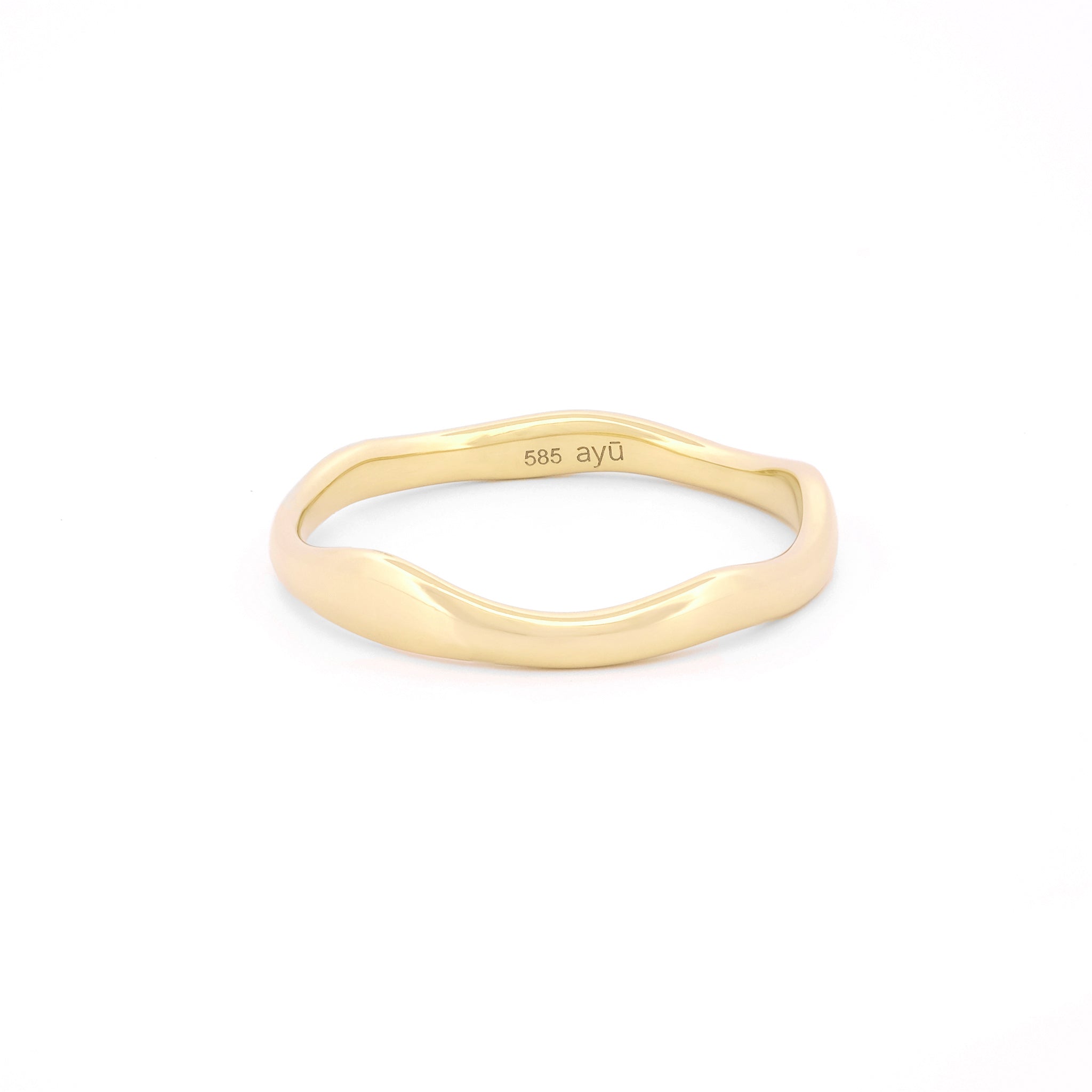 Vorderansicht eines unregelmäßig geschwungenen Rings aus 14k Gelbgold auf weißem Hintergrund.