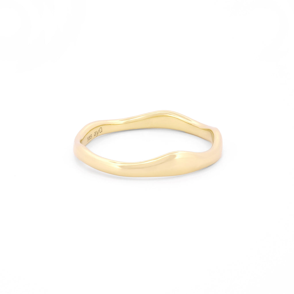 Seitenansicht eines unregelmäßig geschwungenen Rings aus 14k Gelbgold auf weißem Hintergrund.
