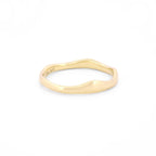 Seitenansicht eines unregelmäßig geschwungenen Rings aus 14k Gelbgold auf weißem Hintergrund.