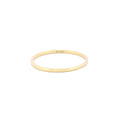 Vorderansicht des schmalen Band-Rings aus 14k Gelbgold auf weißem Hintergrund.