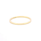 Seitenansicht des schmalen Band-Rings aus 14k Gelbgold auf weißem Hintergrund.