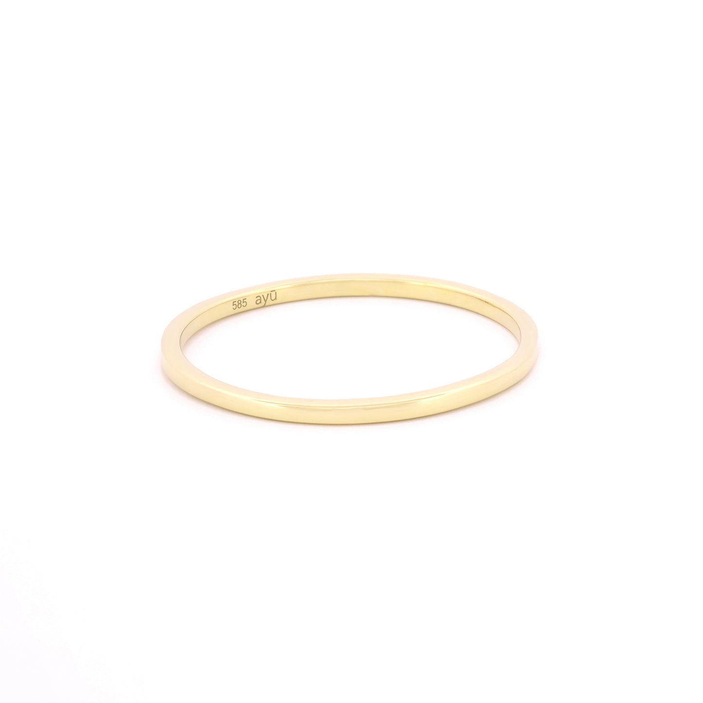 Seitenansicht des schmalen Band-Rings aus 14k Gelbgold auf weißem Hintergrund.