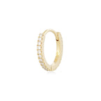 Angewinkelte Vorderansicht des Diamond Eternity Huggies aus 14k Gelbgold und 22 Diamanten,vor weißem Hintergrund.