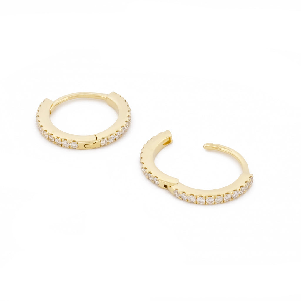 Detailansicht Verschluss des Diamond Eternity Huggies aus 14k Gelbgold und 22 Diamanten, liegend auf weißem Hintergrund.