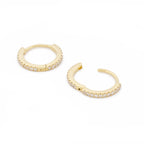 Detailansicht Verschluss des Diamond Eternity Huggies aus 14k Gelbgold und 22 Diamanten, liegend auf weißem Hintergrund.