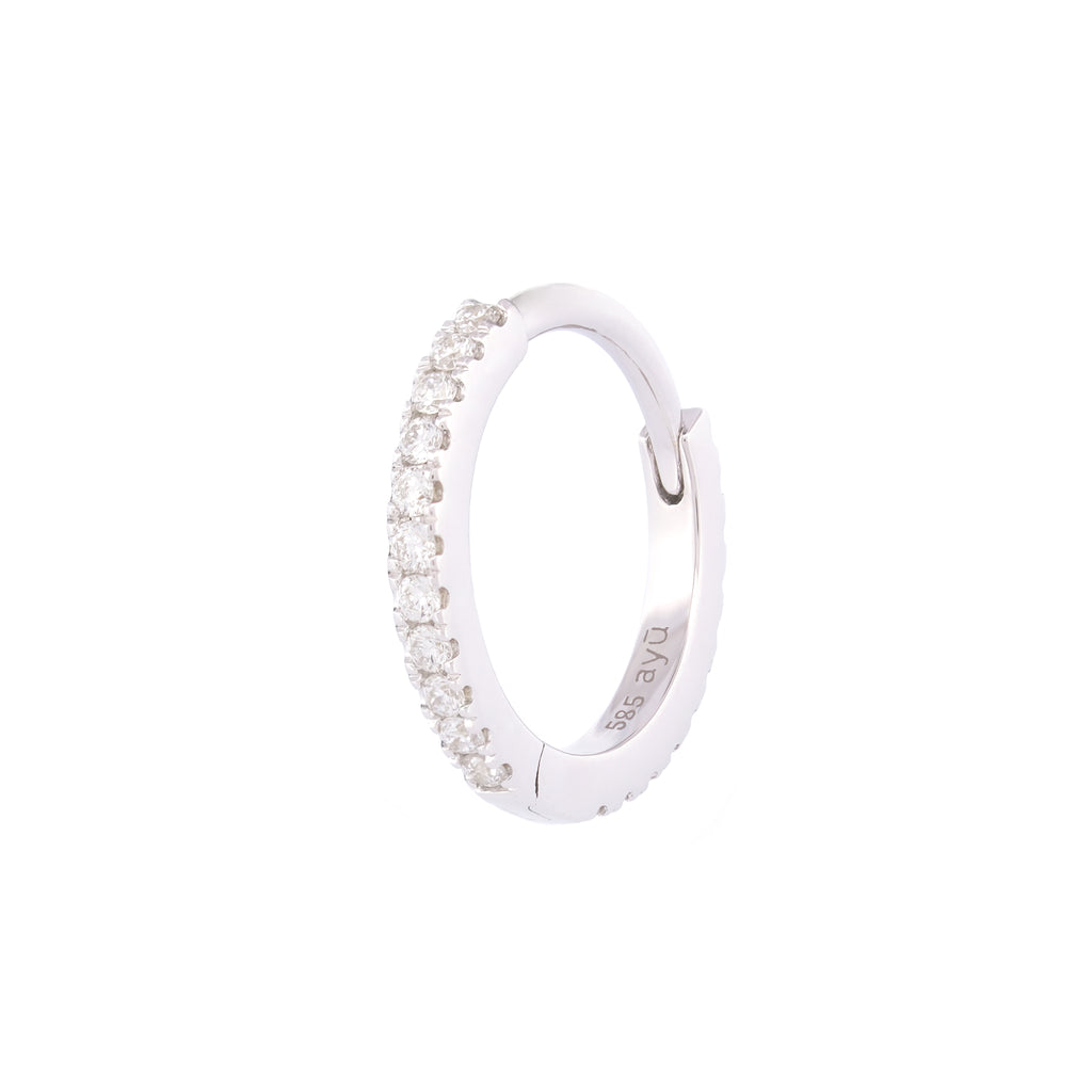 Angewinkelte Vorderansicht des Diamond Eternity Huggies aus 14k Weißgold und 22 Diamanten,vor weißem Hintergrund.