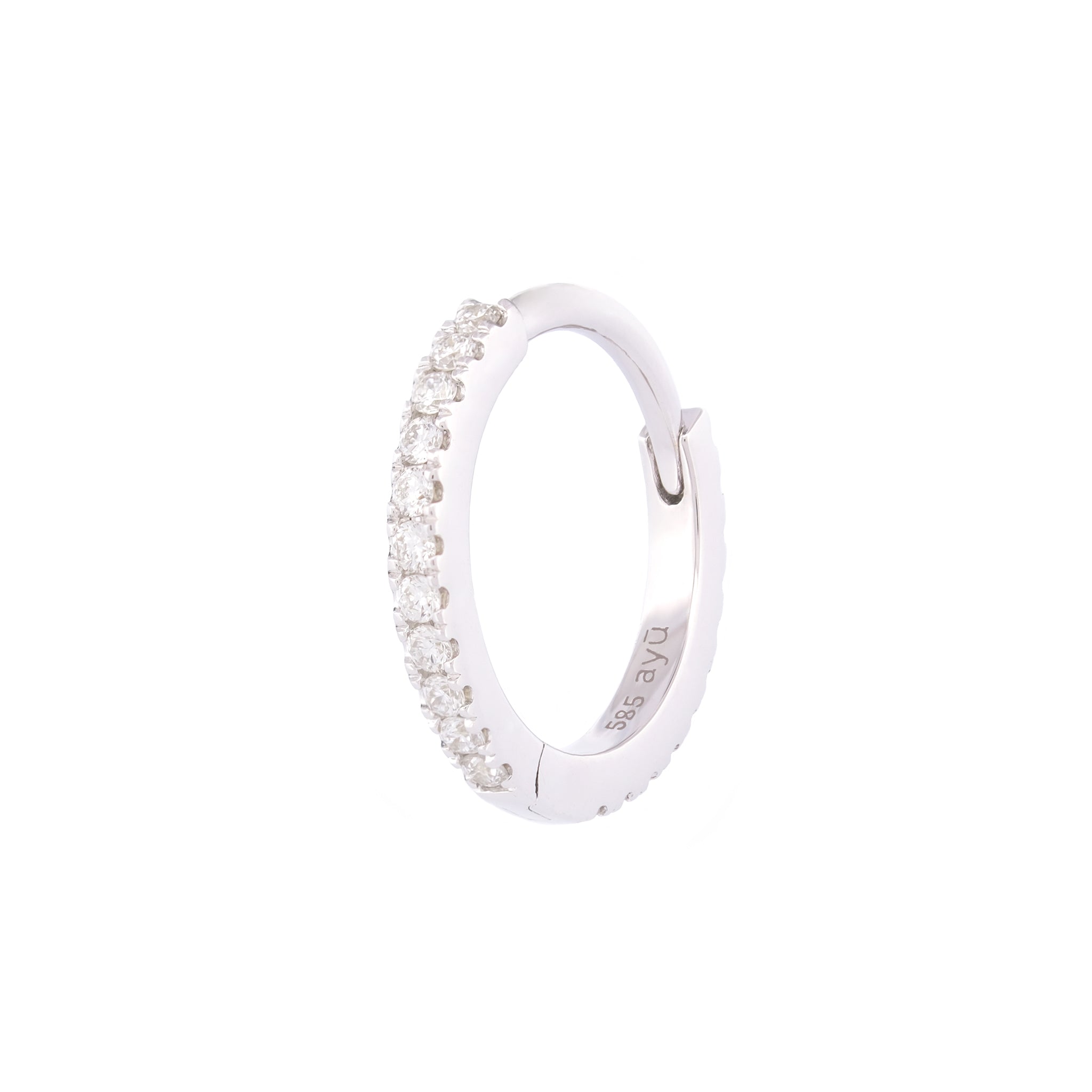 Angewinkelte Vorderansicht des Diamond Eternity Huggies aus 14k Weißgold und 22 Diamanten,vor weißem Hintergrund.
