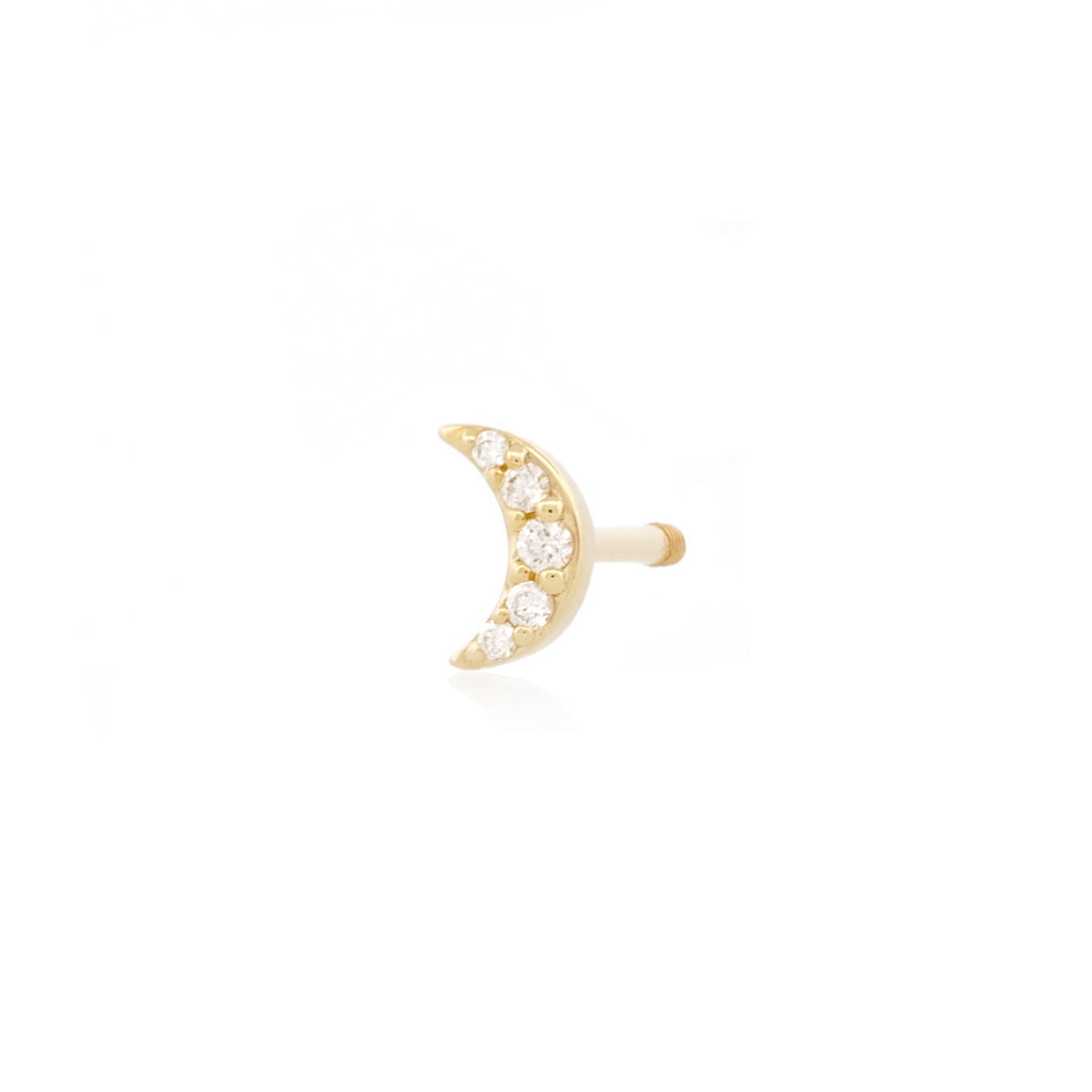 Angewinkelte Vorderansicht des Diamond Moon Studs aus 14k Gelbgold und 5 Diamanten vor weißem Hintergrund.