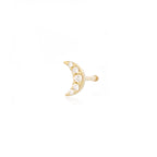 Angewinkelte Vorderansicht des Diamond Moon Studs aus 14k Gelbgold und 5 Diamanten vor weißem Hintergrund.
