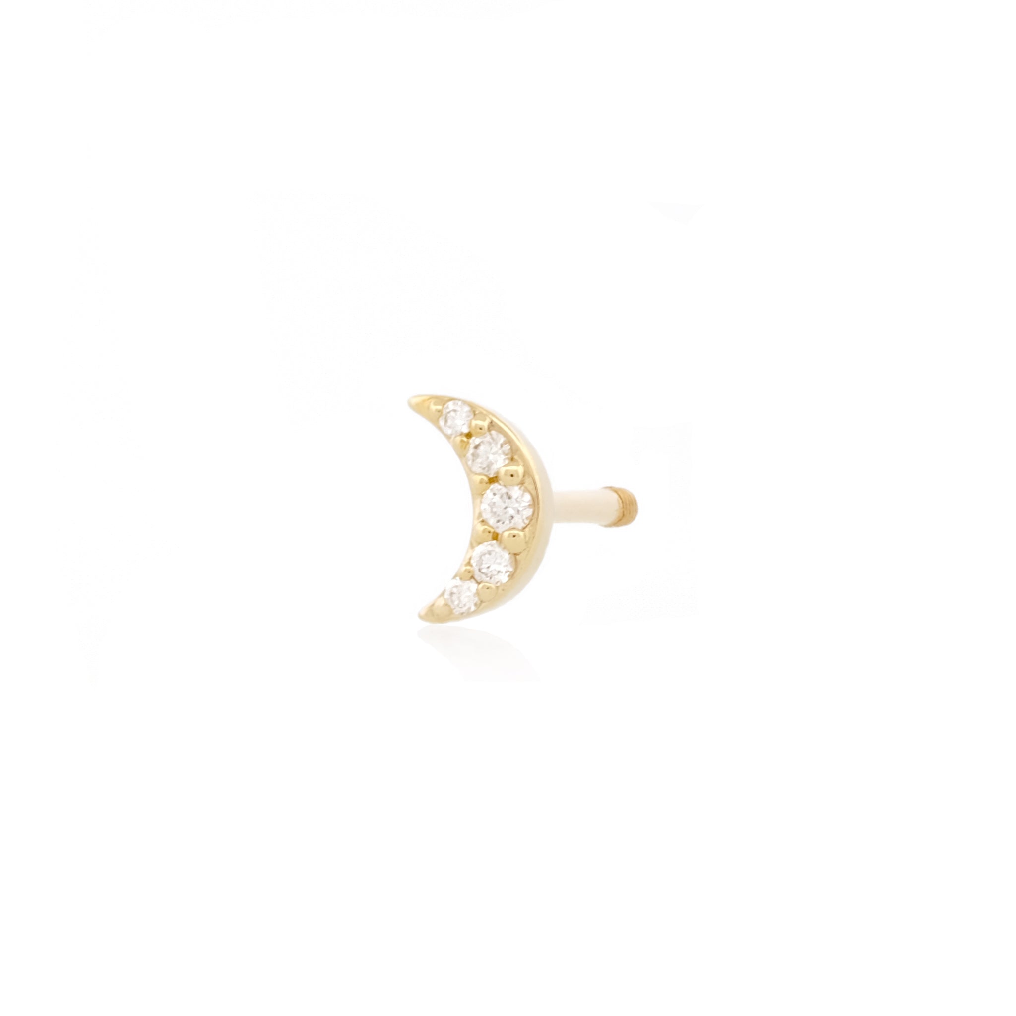 Angewinkelte Vorderansicht des Diamond Moon Studs aus 14k Gelbgold und 5 Diamanten vor weißem Hintergrund.