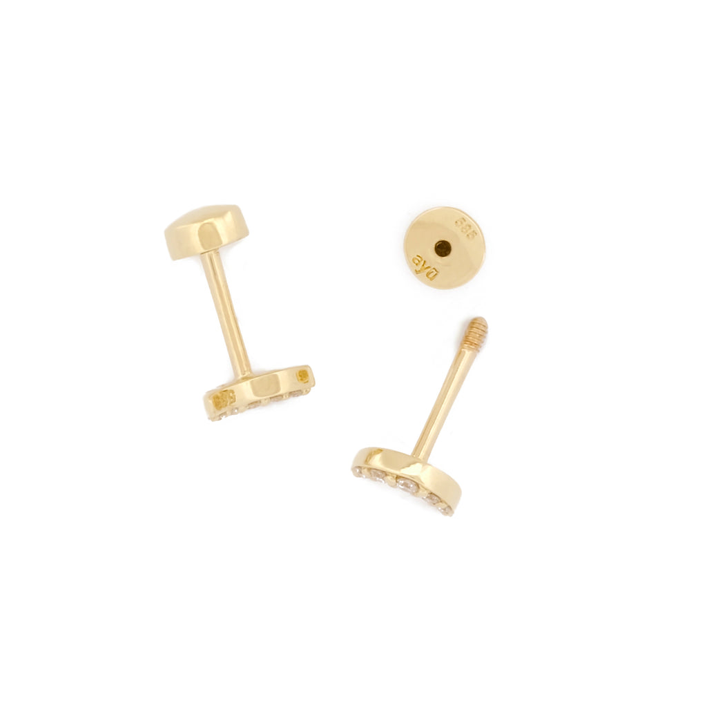 Detailansicht Drehverschluss des Diamond Moon Studs aus 14k Gelbgold, liegend auf weißem Untergrund.