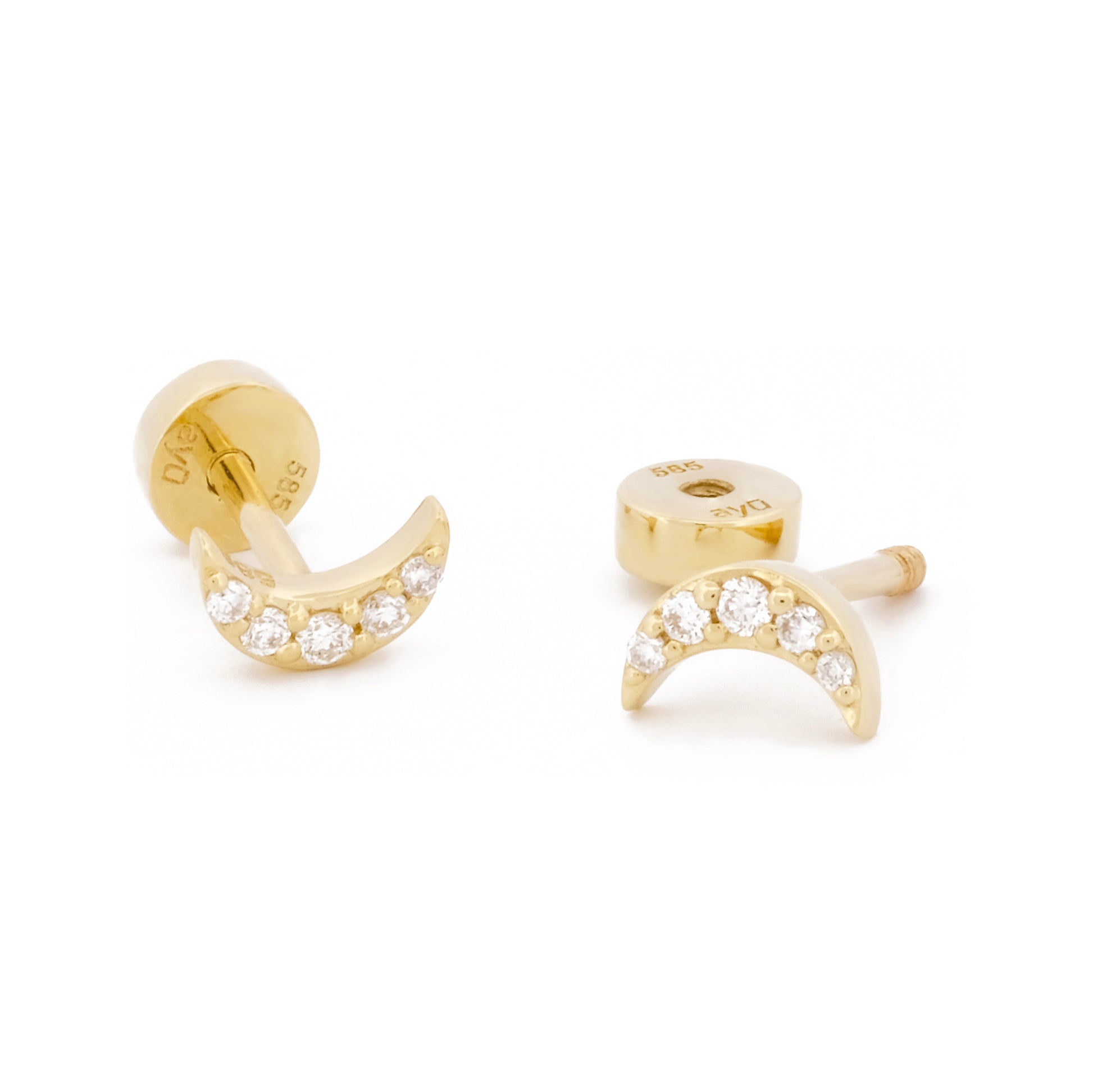 Vorderansicht eines Paars des Diamond Moon Studs, aus 14k Gelbgold und 5 Diamanten, das auf weißem Untergrund liegt.