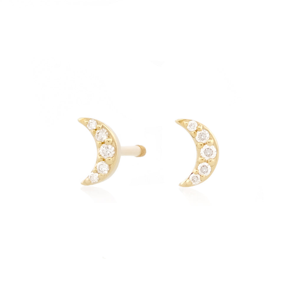 Vorderansicht eines Paars des Diamond Moon Studs aus 14k Gelbgold und 5 Diamanten vor weißem Hintergrund.