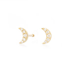 Vorderansicht eines Paars des Diamond Moon Studs aus 14k Gelbgold und 5 Diamanten vor weißem Hintergrund.