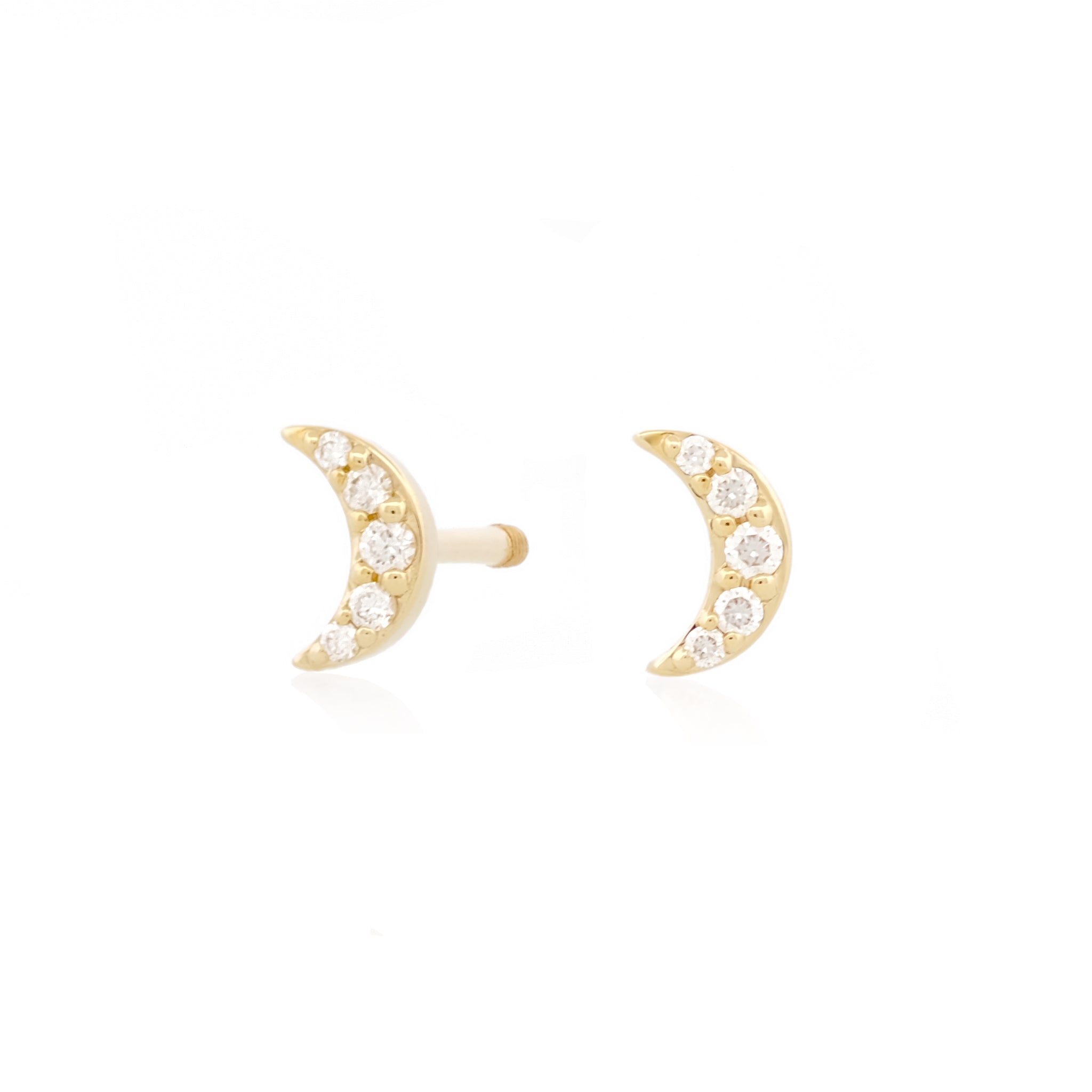 Vorderansicht eines Paars des Diamond Moon Studs aus 14k Gelbgold und 5 Diamanten vor weißem Hintergrund.