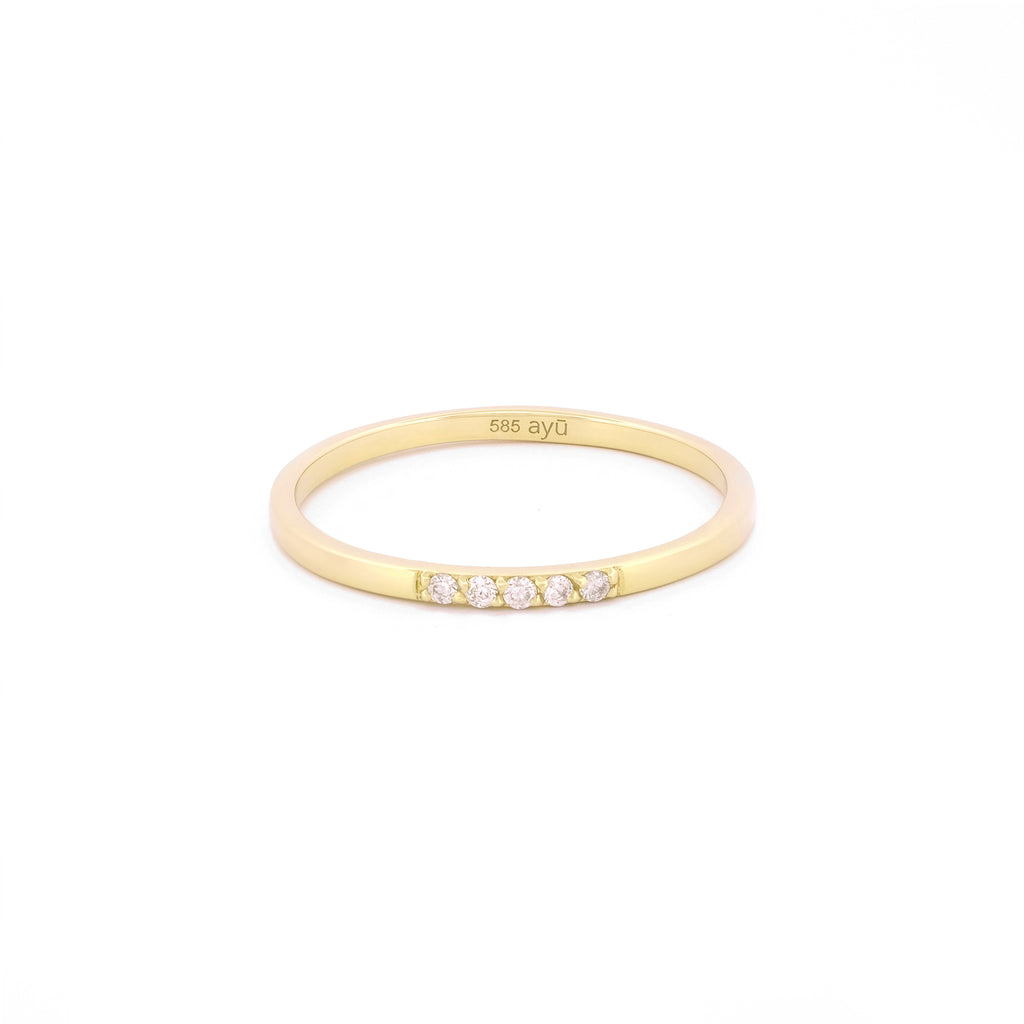 Vorderansicht des Diamond Row Stacking Rings aus 14k Gelbgold mit 5 weißen Diamanten auf weißem Hintergrund.