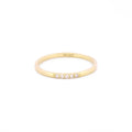 Vorderansicht des Diamond Row Stacking Rings aus 14k Gelbgold mit 5 weißen Diamanten auf weißem Hintergrund.