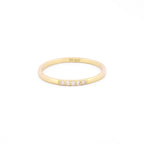 Vorderansicht des Diamond Row Stacking Rings aus 14k Gelbgold mit 5 weißen Diamanten auf weißem Hintergrund.