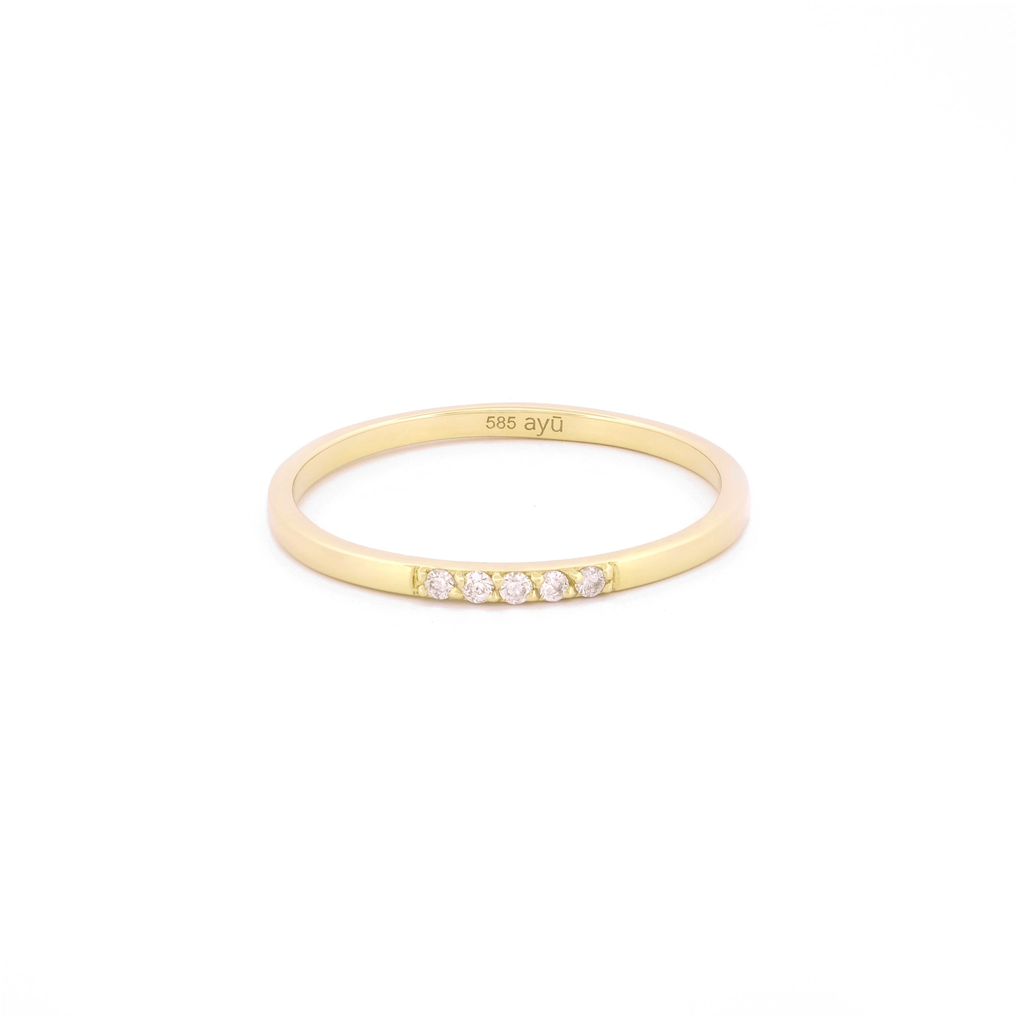 Vorderansicht des Diamond Row Stacking Rings aus 14k Gelbgold mit 5 weißen Diamanten auf weißem Hintergrund.