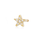 Angewinkelte Vorderansicht des Diamond Star Studs aus 14k Gelbgold und 6 Diamanten vor weißem Hintergrund.