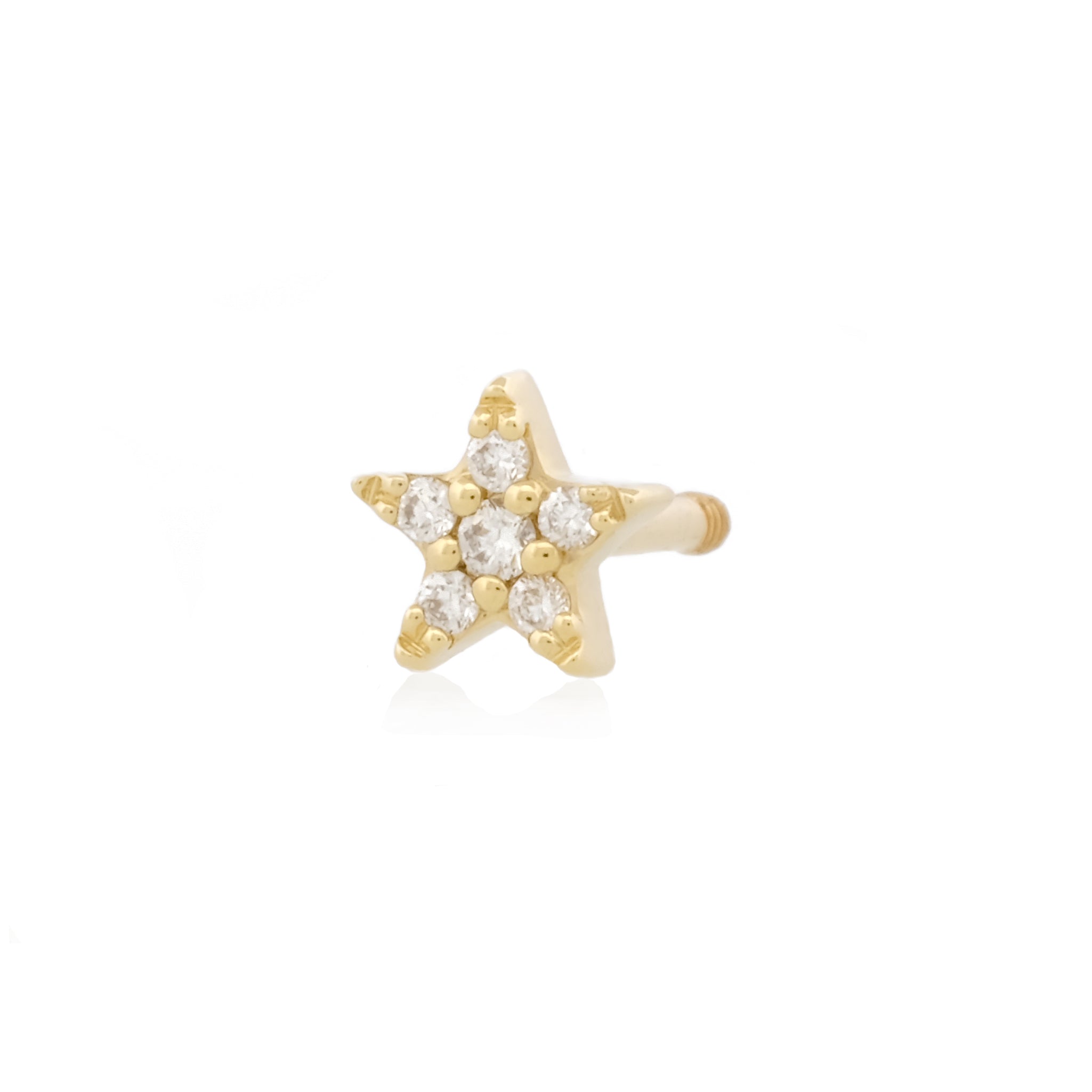 Angewinkelte Vorderansicht des Diamond Star Studs aus 14k Gelbgold und 6 Diamanten vor weißem Hintergrund.