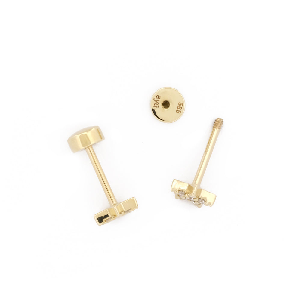 Detailansicht Drehverschluss des Diamond Star Studs aus 14k Gelbgold und 6 Diamanten, liegend auf weißem Untergrund.
