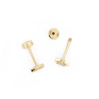 Detailansicht Drehverschluss des Diamond Star Studs aus 14k Gelbgold und 6 Diamanten, liegend auf weißem Untergrund.
