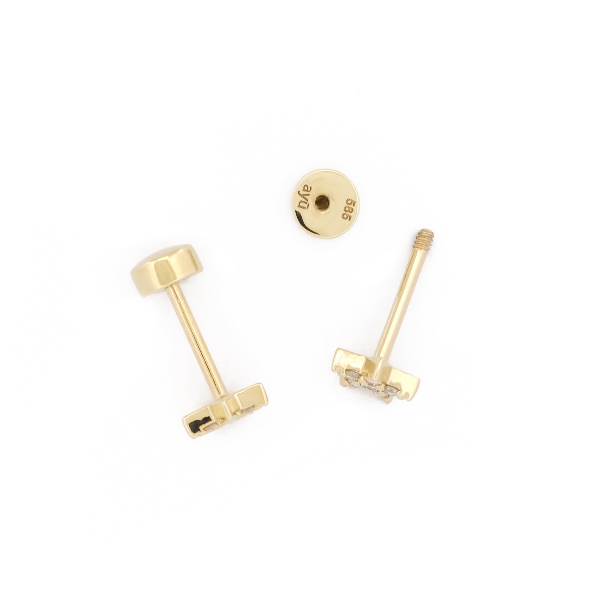 Detailansicht Drehverschluss des Diamond Star Studs aus 14k Gelbgold und 6 Diamanten, liegend auf weißem Untergrund.