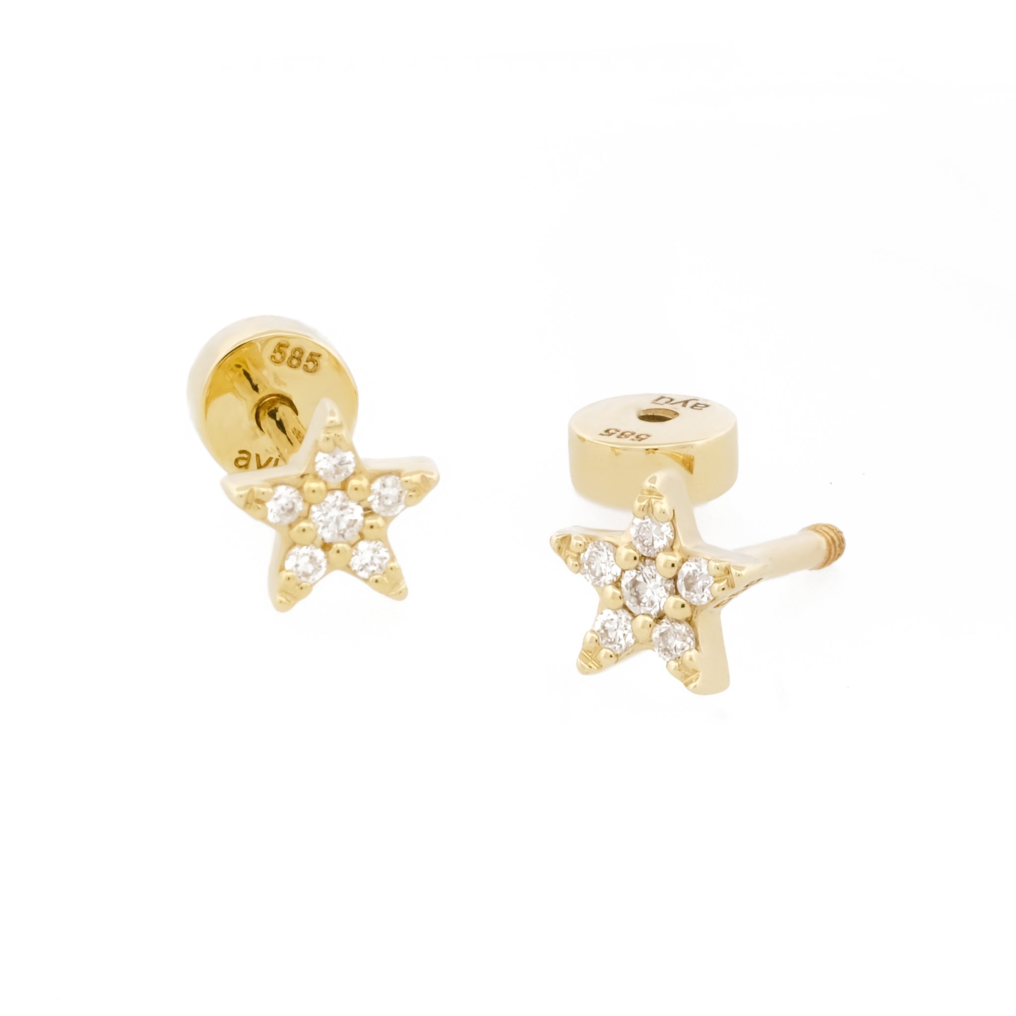 Vorderansicht eines Paars des Diamond Star Studs aus 14k Gelbgold und 6 Diamanten, liegend auf weißem Untergrund.