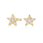 Vorderansicht eines Paars des Diamond Star Studs aus 14k Gelbgold und 6 Diamanten vor weißem Hintergrund.
