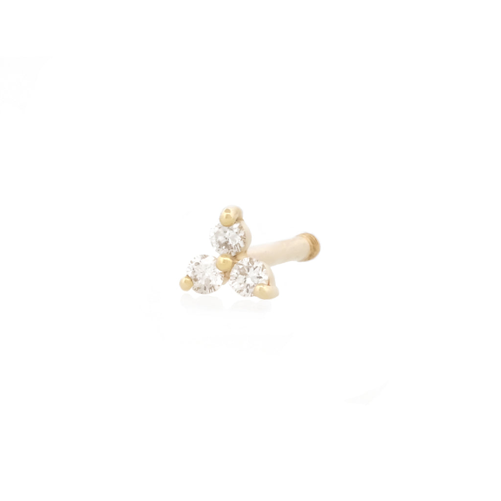 Angewinkelte Vorderansicht des Diamond Trinity Studs aus 14k Gelbgold und 3 Diamanten vor weißem Hintergrund.
