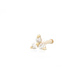 Angewinkelte Vorderansicht des Diamond Trinity Studs aus 14k Gelbgold und 3 Diamanten vor weißem Hintergrund.