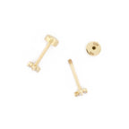Detailansicht Drehverschluss des Diamond Trinity Studs aus 14k Gelbgold und 3 Diamanten, liegend auf weißem Untergrund.