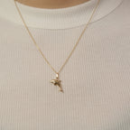 Nahaufnahme einer Kette mit Delfin-Anhänger aus 14k Echtgold.