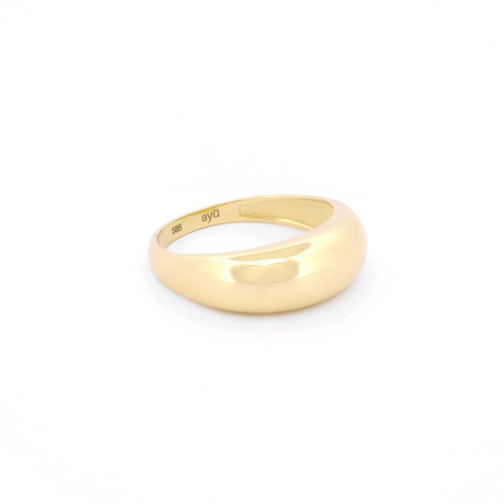 Angewinkelte Ansicht eines Dome-Rings aus 14k Gelbgold auf weißem Hintergrund.