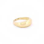 Angewinkelte Ansicht eines Dome-Rings aus 14k Gelbgold auf weißem Hintergrund.