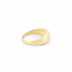 Seitenansicht eines Dome-Rings aus 14k Gelbgold auf weißem Hintergrund.