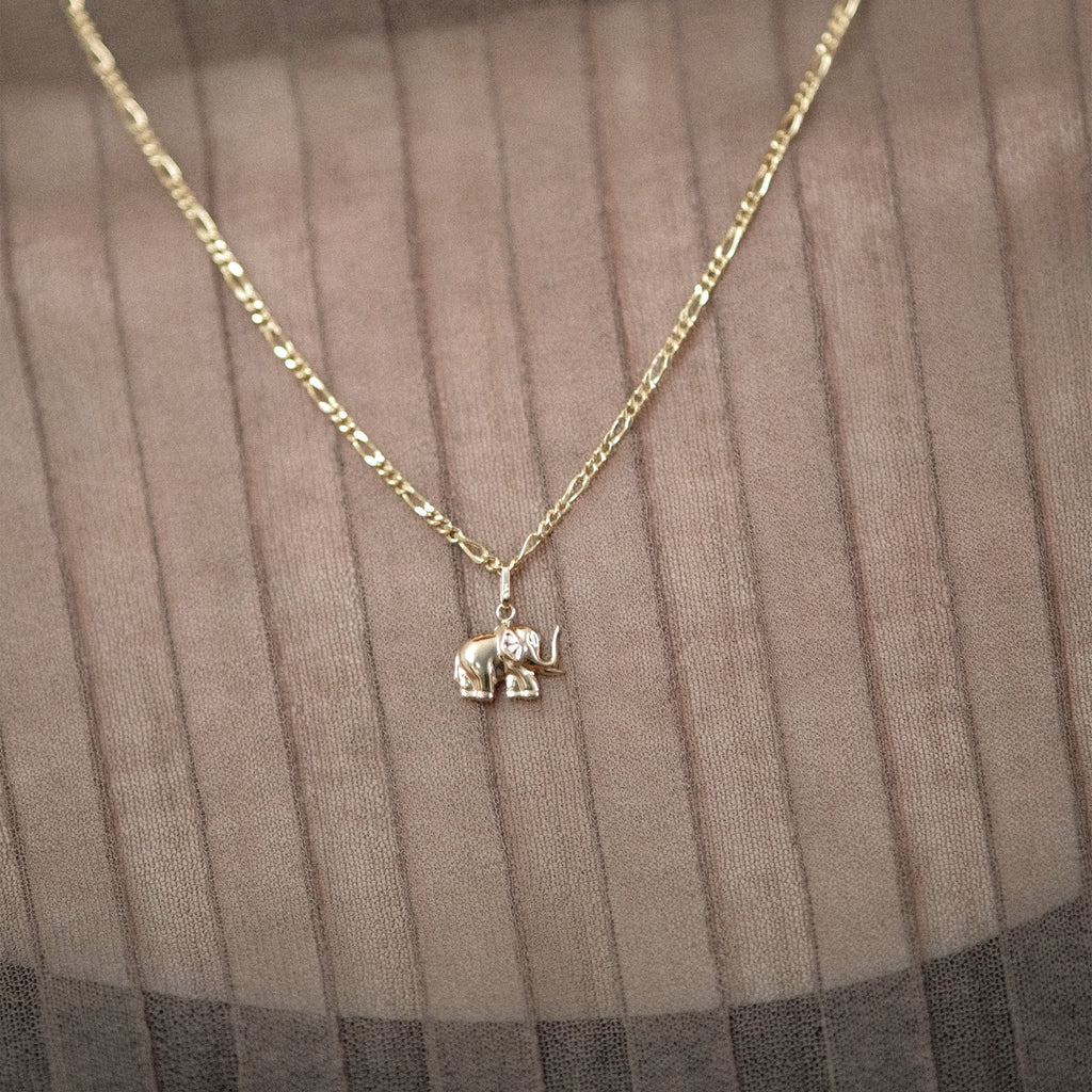 Model trägt eine Figarokette mit Elefant-Anhänger aus 14k Echtgold.