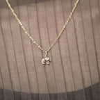 Model trägt eine Figarokette mit Elefant-Anhänger aus 14k Echtgold.