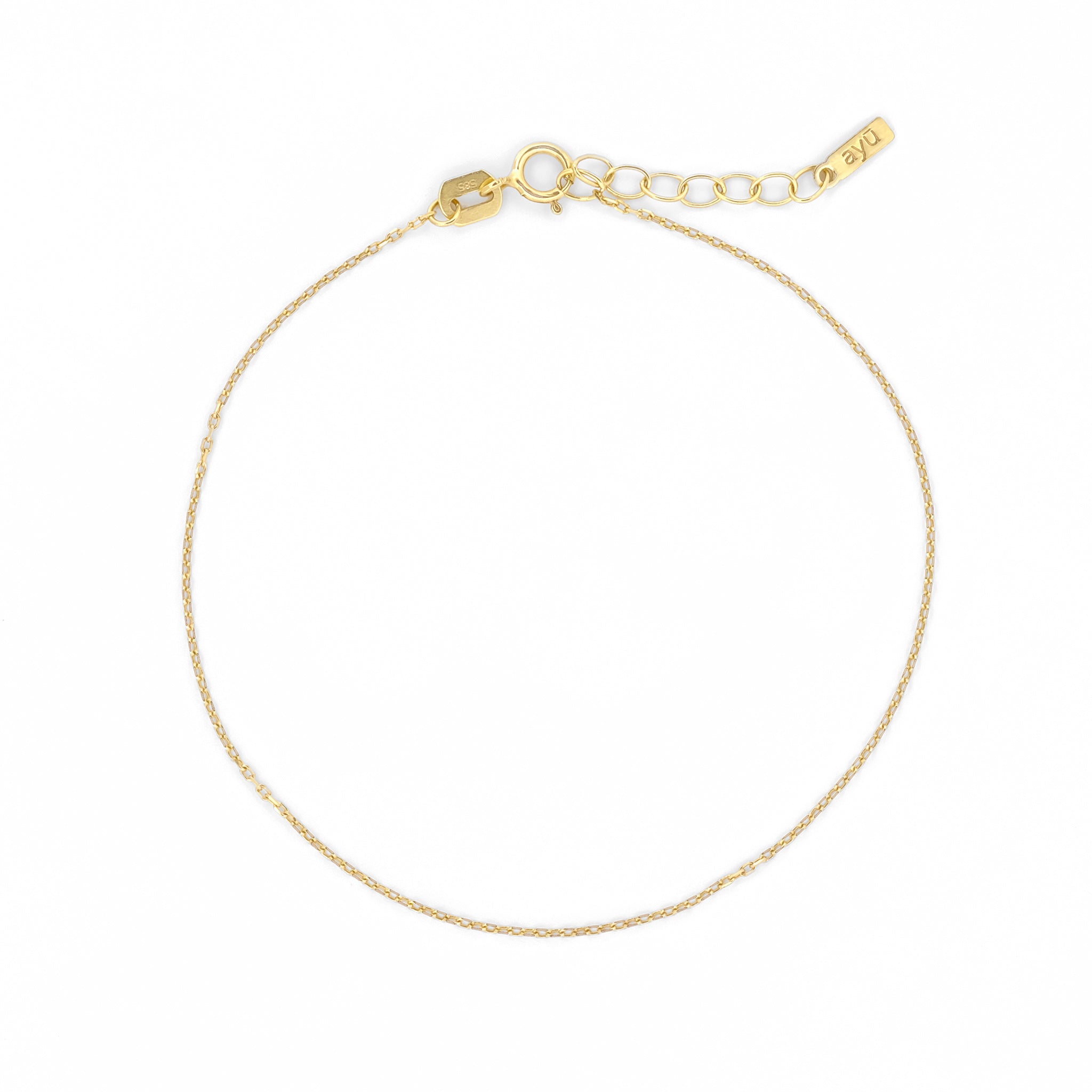 Filigranes Anker-Armband aus 14k Gelbgold vor weißem Hintergrund.